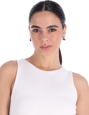 Aretes de cereza Coach 4.1 Feminine Utility con acabado brillante resina