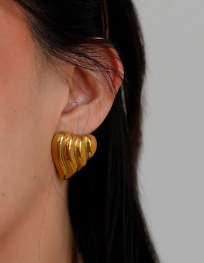 Aretes de corazón Aurela 18K Classic Collection con acabado chapa de oro