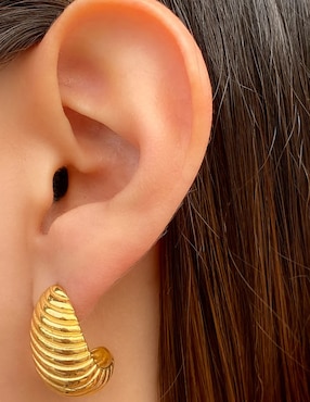 Aretes Universal Aurela 18K Classic Collection con acabado chapa de oro