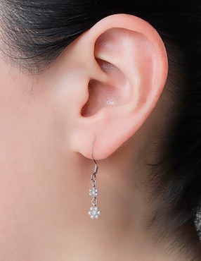 Aretes de flor Carré Destellos De Flores con acabado brillante perla