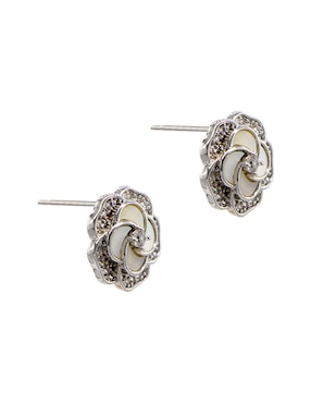 Broqueles de flor Carré Camelia con acabado pavé madre perla