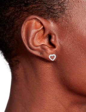 Aretes de corazón Tommy Hilfiger Toggle Heart con acabado brillante