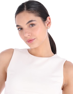 Aretes de corazón Coach con acabado brillante