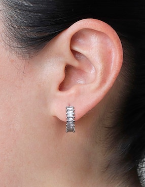 Aretes de círculo Westies con acabado brillante zirconia