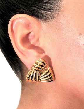 Aretes de triángulo Universal Aurela 18K con acabado chapa de oro