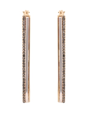 Aretes largos rectangulares Nine West Tritone Emblems con acabado pavé zirconia