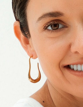 Aretes Universal Aurela 18K Classic Collection con acabado chapa de oro