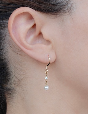 Aretes redondos Emanuel Ungaro con acabado liso perla