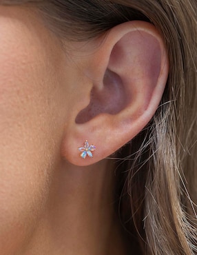 Aretes huggies de flor Girls Crew Gardenia 18 k con acabado chapa de oro zirconia cúbica
