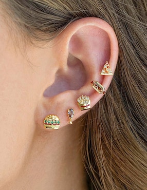 Aretes huggies Girls Crew Hot Dog 18 k con acabado chapa de oro zirconia cúbica