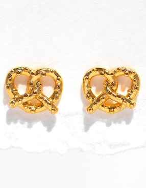 Aretes huggies de pretzel Girls Crew Knot Your Average 18 k con acabado chapa de oro zirconia cúbica