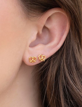 Aretes huggies de pretzel Girls Crew Knot Your Average 18 k con acabado chapa de oro zirconia cúbica