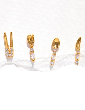 Aretes cortos Girls Crew con acabado baño de oro 18 k zirconia cúbica