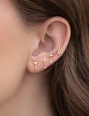 Aretes cortos Girls Crew con acabado baño de oro 18 k zirconia cúbica