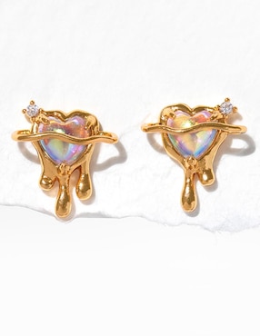 Aretes huggies de corazón Girls Crew 18 k con acabado chapa de oro zirconia cúbica