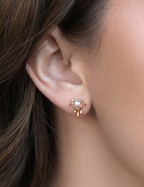 Aretes huggies de corazón Girls Crew 18 k con acabado chapa de oro zirconia cúbica