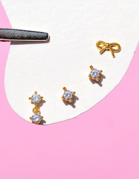Aretes huggies de moño Girls Crew Lil Bow 18 k con acabado chapa de oro zirconia cúbica
