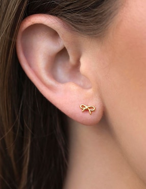 Aretes huggies de moño Girls Crew Lil Bow 18 k con acabado chapa de oro zirconia cúbica