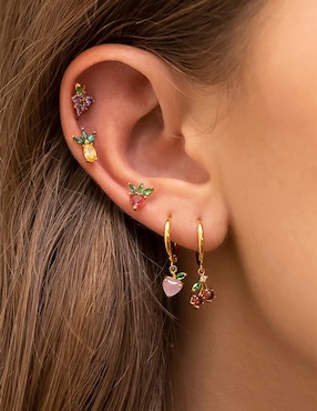 Aretes cortos de cereza Girls Crew Food 18 k con acabado de chapa de oro zirconia cúbica
