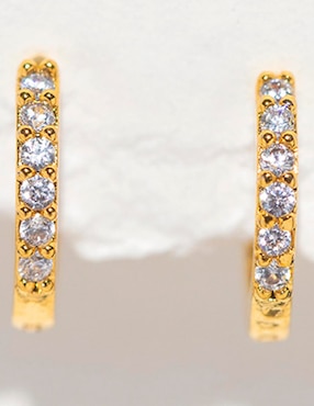 Aretes cortos Girls Crew Star Hoops 18 k con acabado chapa de oro zirconia cúbica