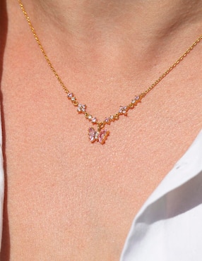 Collar con dije de mariposa Girls Crew Garden de baño de oro 18 K