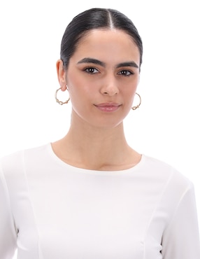 Arracadas de nudo Anne Klein Metal Crush con acabado brillante