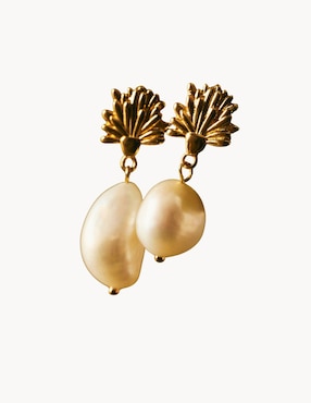 Aretes largos de perla Apodemia Jiaoren con acabado baño de oro 18 K