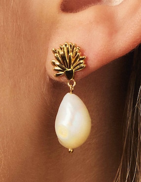 Aretes largos de perla Apodemia Jiaoren con acabado baño de oro 18 K
