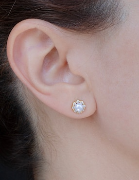 Broqueles de flor Emanuel Ungaro con acabado pavé perla