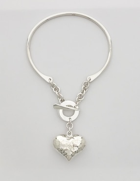 Brazalete Petick de plata P 925 corazon tiff bombeado martillado con acabado pulido