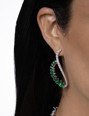 Aretes largos de alas Gladkova Joyería de plata P925 con acabado pavé esmeralda