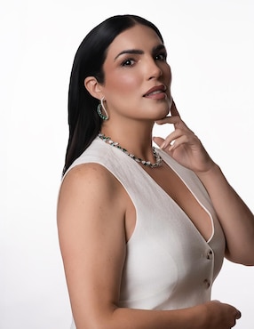 Aretes largos de alas Gladkova Joyería de plata P925 con acabado pavé esmeralda