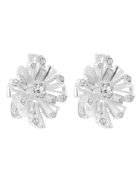 Aretes cortos de flor Napier Winter Sky con acabado plateado