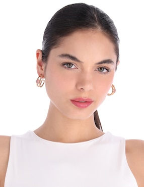 Aretes de letra c Napier con acabado brillante resina