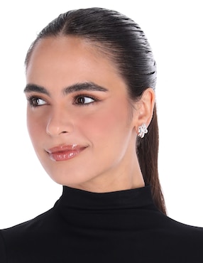 Aretes largos de moño Napier Holiday Bows con acabado plateado