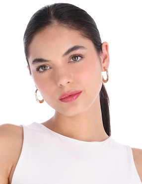 Aretes de letra c Napier con acabado brillante