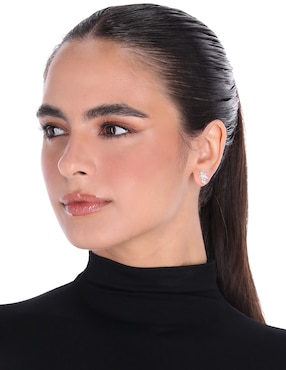 Aretes cortos Napier Social Cz Ears F2 con acabado plateado zirconia