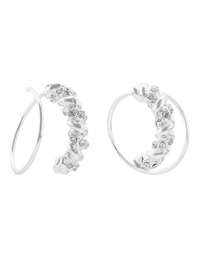 Aretes cortos entrelazado Nine West Social Ropes con acabado brillante