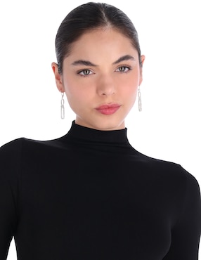 Aretes largos ovalados Nine West Social Ropes con acabado brillante