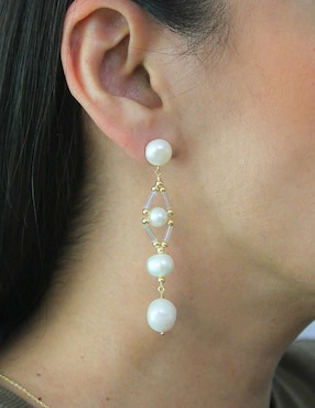 Aretes largos Sofia Blum con acabado chapa de oro perla 14 k