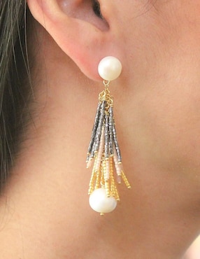 Aretes largos de borla Sofia Blum con acabado chapa de oro 14 k perla