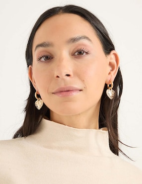 Aretes de corazón Nine West con acabado brillante