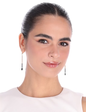 Aretes largos Dkny Millie con acabado pavé cristal