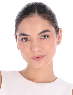 Aretes de corazón Coach con acabado brillante