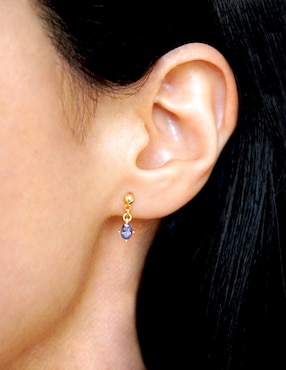 Aretes cortos ovalados Carré con acabado pulido zirconia