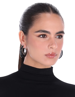 Aretes largos Dkny Adria con acabado esmaltado