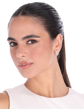 Aretes cortos Anne Klein Feminine Twist con acabado brillante