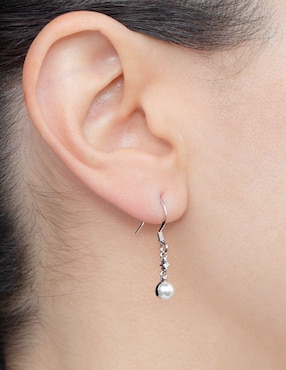 Aretes largos Carré con acabado baño rodio perla
