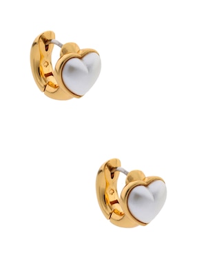 Aretes huggies de corazón Kate Spade con acabado brillante perla de acrílico