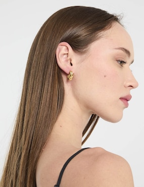Aretes Huggies Kate Spade con acabado pulido